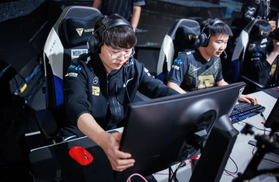 包含FNC险胜DFM,Inspired操刀奇招英雄翻盘顶尖较量淘汰赛,技惊四座的词条 包含FNC险胜DFM,Inspired操刀奇招英雄翻盘顶尖较量淘汰赛,技惊四座的词条