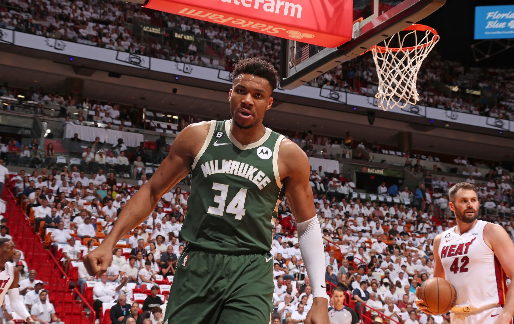 AG视讯官方-雄鹿队主场大胜对手，稳固榜首位置