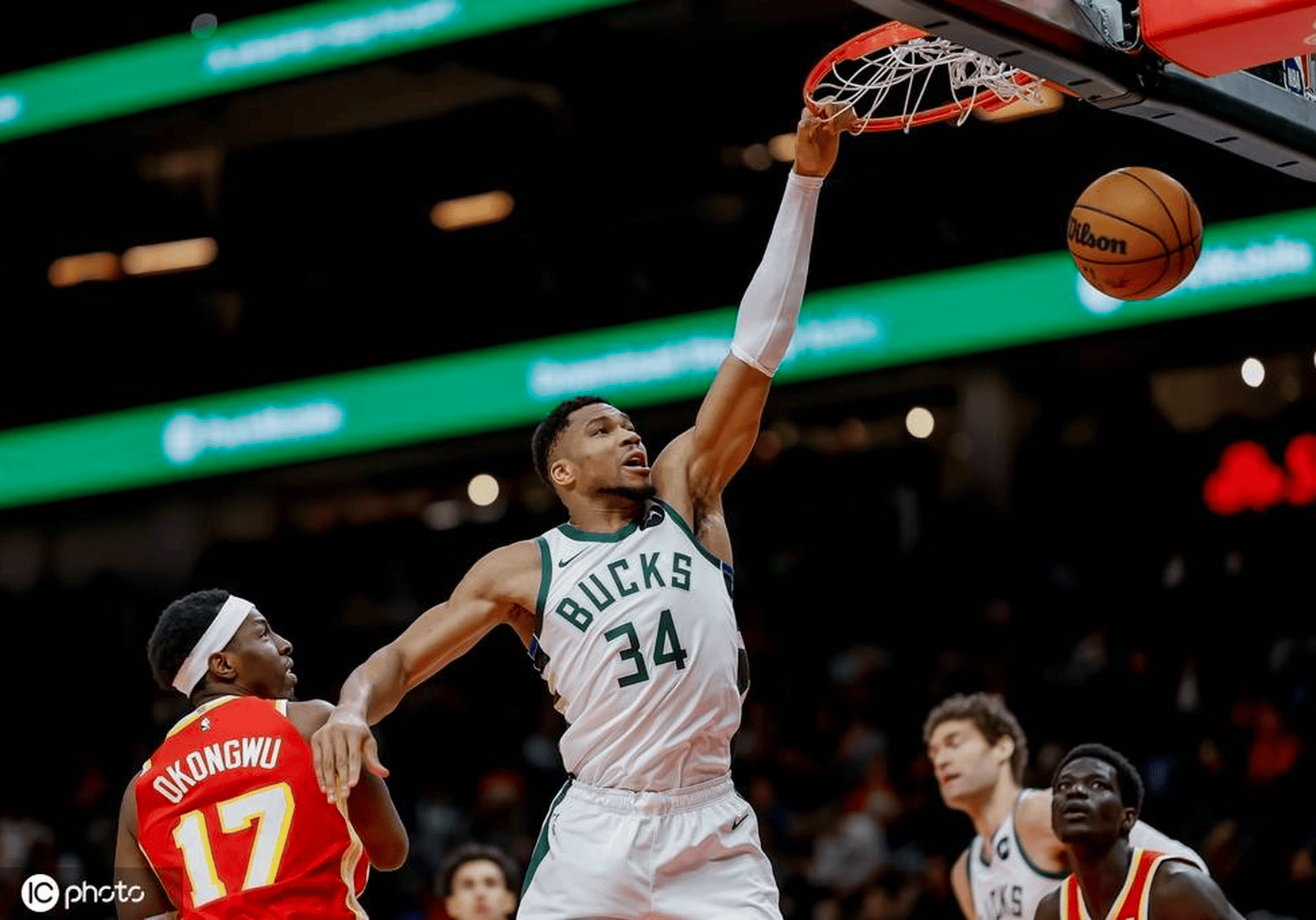 雄鹿主场轻取活塞,字母哥25分11板8助攻 雄鹿主场轻取活塞,字母哥25分11板8助攻