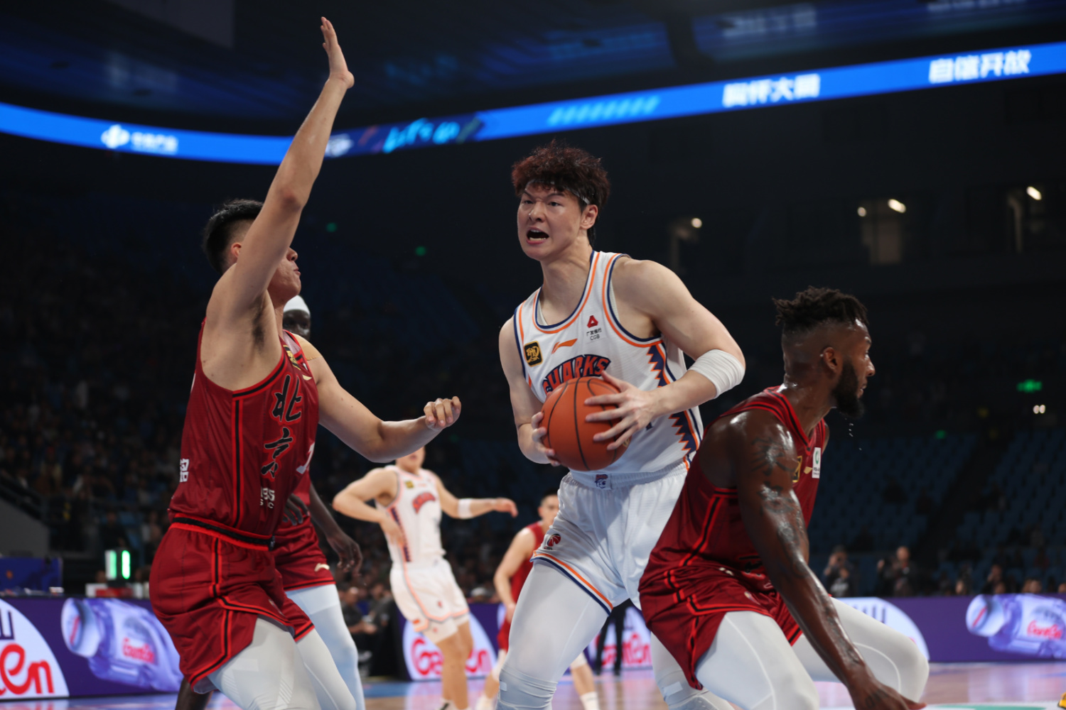 北京首钢胜上海队，联手破局