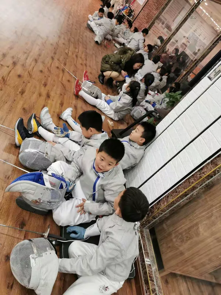 白俄罗斯击剑队震撼登顶，赢得掌声